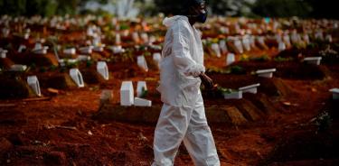 Un hombre trabaja enterrando víctimas de covid-19 en el Cementerio Vila Formosa, en Sao Paulo (EFE)