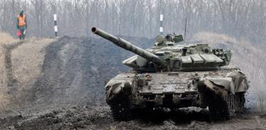 Un tanque realiza maniobras en la autoproclamadas república de Donbás, en Ucrania, en una imagen de archivo.