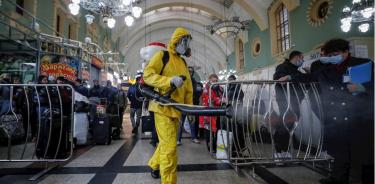 Un trabajador sanitario desinfecta la estación de tren de Kazansky, este martes en Moscú.