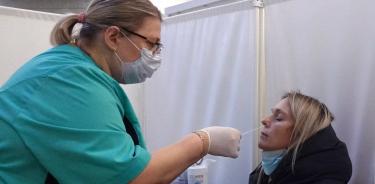 Una enfermera realiza una prueba COVID en Rusia (EFE)