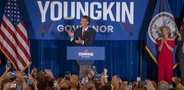 El gobernador electo de Virginia, Glenn Youngkin, celebra su triunfo, este martes en la noche en Chantilly.