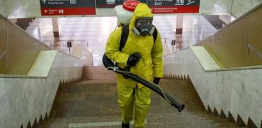 Un empleado del Ministerio de Emergencias de Rusia trabaja en las labores de desinfección de la estación de tren de Kazansky, en Moscú (EFE)