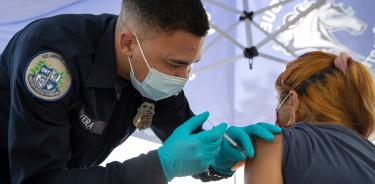 Vista de la aplicación de una vacuna contra la covid-19 en Arleta, California(EFE)