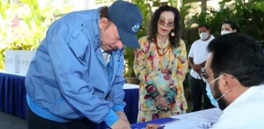 Captura de pantalla de Daniel Ortega votando en Managua, en presencia de Rosario Murillo