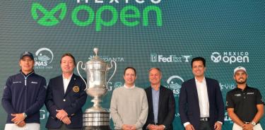 Carlos Ortiz y Abraham Ancer posaron con el trofeo del México Open 2022