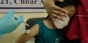 Una niña recibe la vacuna anticovid (EFE)