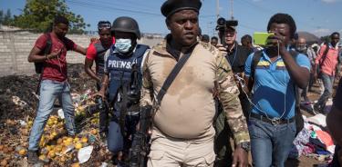 El líder de la principal banda armada de Haití, Jimmy Cherizier, alias Barbecue, vestido de militar y armado (EFE)