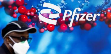 Una persona pasa frente a la sede de Pfizer en Nueva York (EFE)