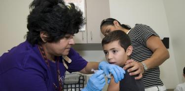 Una enfermera le pone la vacuna a un niño de 8 años en la clínica El Río de Tucson, Arizona (EFE)