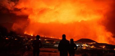 Personas observan la erupción del volcán Cumbre Vieja en la isla española de La Palma, el domingo 14 de noviembre.