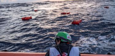Personal de Médicos sin Fronteras otea el mar durante una operación de salvamento esta semana a bordo del barco Geo Barents.