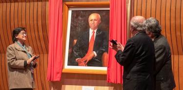 El retrato del Premio Nobel develado en el homenaje.