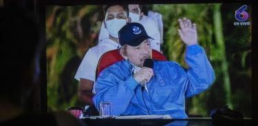 Una mujer observa en el televisor al dictador de Nicaragua Daniel Ortega, en una imagen de archivo.