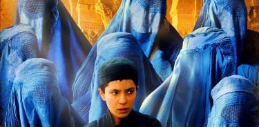 La actriz afgana Marina Golbahari, interpretando a una niña disfrazada de niño para poder trabajar
