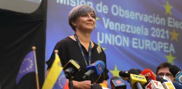 La jefa de la Misión de Observación Electoral de la Unión Europea, Isabel Santos, presenta el informe preliminar, este martes en Caracas.