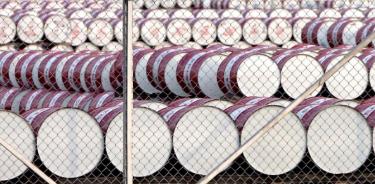 Barriles de petróleo almacenados en un depósito, en una imagen de archivo.