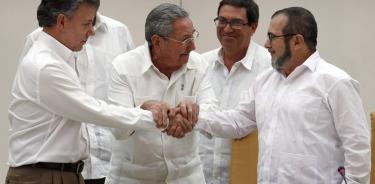 Santos y Londoño sellaron la paz en agosto de 2015 en presencia de Raúl Castro (EFE)