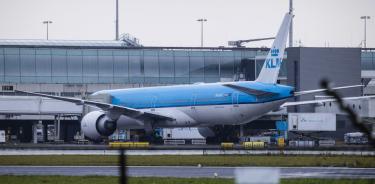 Un avión de la aerolínea neerlandesa KLM, estacionado frente a la puerta E19 del aeropuerto de Schipol, en Ámsterdam, tras aterrizar desde Johannesburgo, Sudáfrica, este sábado.