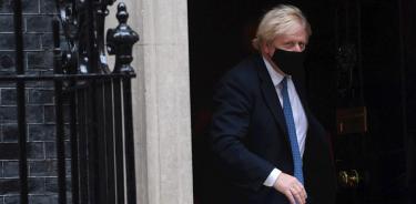 El primer ministro británico, Boris Johnson, abandona su residencia del 10 de Downing Street, este miércoles en Londres.