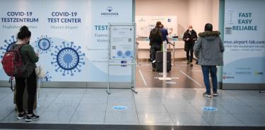 Viajeros esperan para someterse a una prueba de COVID-19 en el aeropuerto de Munich, Alemania, este sábado.