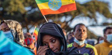 Una mujer llora durante un acto en Adís Abeba con motivo del primer aniversario de la guerra en Tigray.