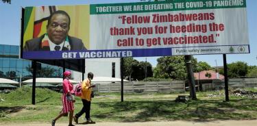 Mensajes en Harare para animar a los zimbabuenses a vacunarse (EFE)