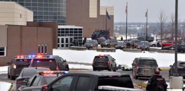 Policías vigitan los alrededores de la escuela secundaria tras el tiroteo, este martes en Oxford, Michigan.
