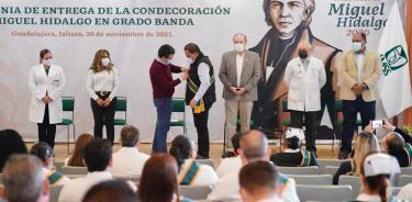 director general del IMSS impone condecoraciones en Grado de Banda a personal del instituto en Jalisco