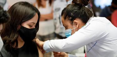 Una mujer recibe una vacuna contra la covid-19 en Ciudad de México