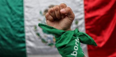 En la imagen una mujer posa con pañuelo verde símbolo del aborto legal