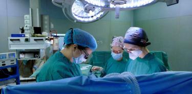 Imagen referencial de un equipo médico italiano durante el primer trasplante de tráquea del mundo en un paciente que había sufrido COVID-19, en el Hospital Universitario Sant’ Andrea de Roma, el 2 de marzo de 2021.