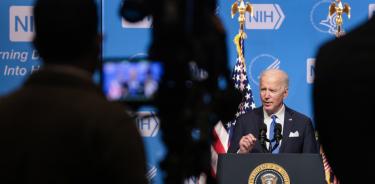 Joe Biden, este jueves, durante una rueda de prensa para hablar de las medidas anticovid en la sede de los Institutos Nacionales de Salud de EU.