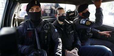 Policías custodian a Luis Enrique Martinelli Linares mientras lo extraditaban hacia EU desde Guatemala, el 15 de noviembre del 2021.