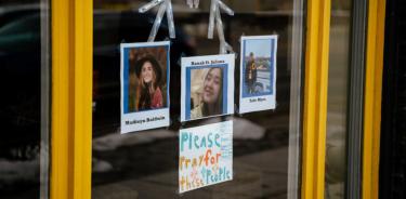 Imágenes de los tres primeros estudiantes fallecidos en el tiroteo, en la puerta de la escuela secundaria de Ofxord, el martes en la tarde.