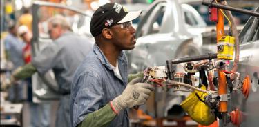 Un trabajador de la industria automotriz en una planta de Detroit, Michigan.