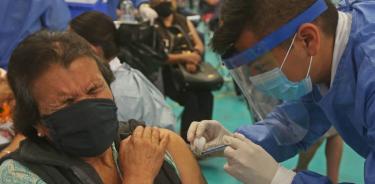 Una mujer recibe la vacuna contra COVID