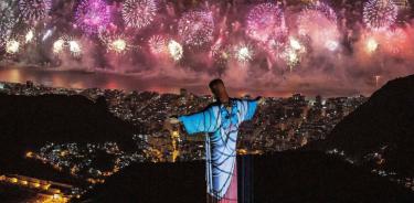 Imagen de la fiesta de fin de año de 2019 en la playa de Copacabana, Río de Janeiro, Brasil, vista desde el famoso Cristo Redentor.