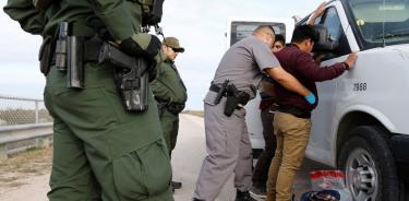 Agentes fronterizos detienen a migrantes mexicanos que trataban de cruzar la frontera de Estados Unidos en Texas, en una imagen de archivo.
