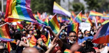 Fotografía de archivo de miles de personas mientras participan en la Marcha del Orgullo en apoyo a la comunidad LGTBI del país