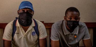 Dos hombres esperan su turno para ser vacunados en Johannesburgo