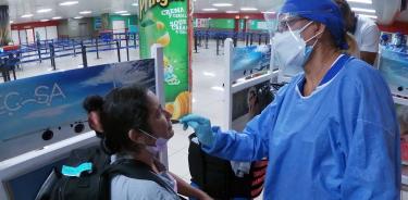 Pasajeros llegan al aeropuerto internacional José Martí y se realizan la prueba PCR para detectar la covid-19