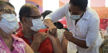 Un hombre recibe la vacuna contra COVID en México