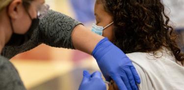 Una niña recibe una dosis de la vacuna de la covid-19