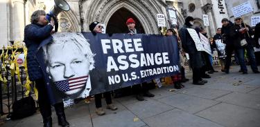 Los partidarios del fundador de Wikileaks, Julian Assange, se reúnen frente al Tribunal Superior en Londres