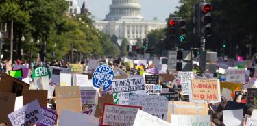 Miles de personas participan en una marcha por la Avenida Pensilvania, en Washington, EU, en una imagen de archivo.