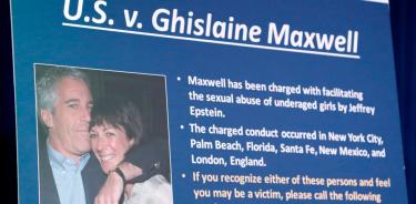Vista de un cartel con los cargos de la Fiscalía de Nueva York contra Ghislaine Maxwell, en una imagen de archivo.