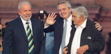 Alberto Fernández (centro), junto a Lula da Silva (izq.) y José Mujica (der.), este viernes en la noche en el acto de celebración en Buenos Aires.