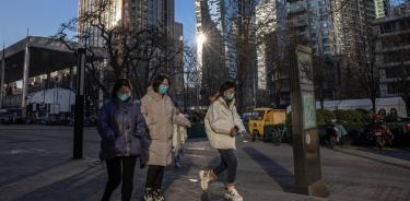 Ciudadanos caminan por calles de Pekín