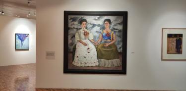 Las exposiciones son Paisajes fragmentados, Tiempos discontinuos, e Indicios de una revuelta artística feminista. En la imagen el cuadro Las dos Fridas, de Frida Kahlo.