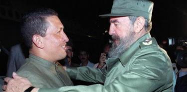 Fidel Castro recibe a Hugo Chávez con un abrazo en su primer encuentro, del que surgió la idea de la Alianza Bolivariana